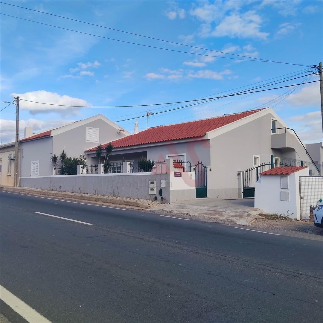 Moradia T3 ( + T1 + T2 Duplex) com Piscina em Albufeira