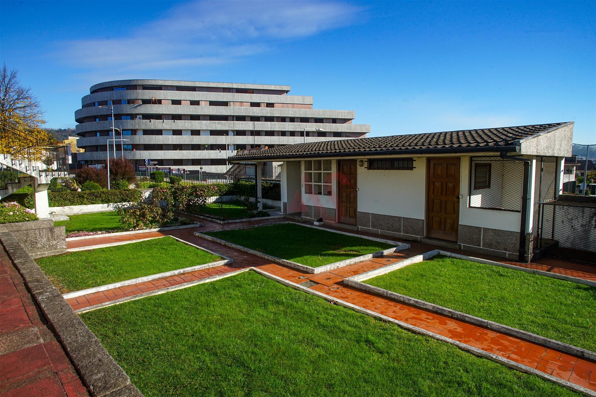 Moradia T3 no Centro de Felgueiras – Oportunidade Única no Coração da Cidade