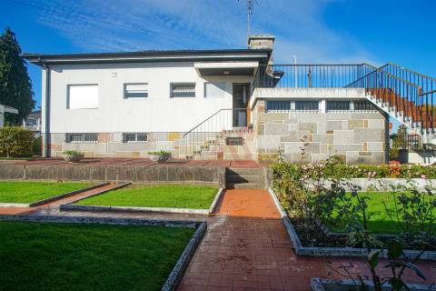 Moradia T3 no Centro de Felgueiras – Oportunidade Única no Coração da Cidade