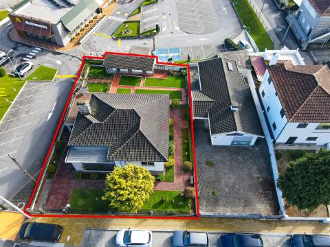 Moradia T3 no Centro de Felgueiras – Oportunidade Única no Coração da Cidade