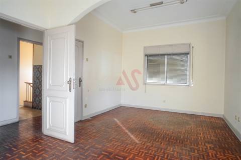 Moradia T3 no Centro de Felgueiras – Oportunidade Única no Coração da Cidade