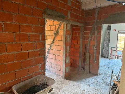 Apartamento T3, com 1 Suite , Garagem, Lavandaria, Cozinha Mobilada em Construção – Felgueiras