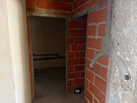 Apartamento T3, com 1 Suite , Garagem, Lavandaria, Cozinha Mobilada em Construção – Felgueiras