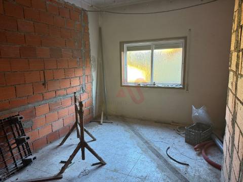 Apartamento T3, com 1 Suite , Garagem, Lavandaria, Cozinha Mobilada em Construção – Felgueiras