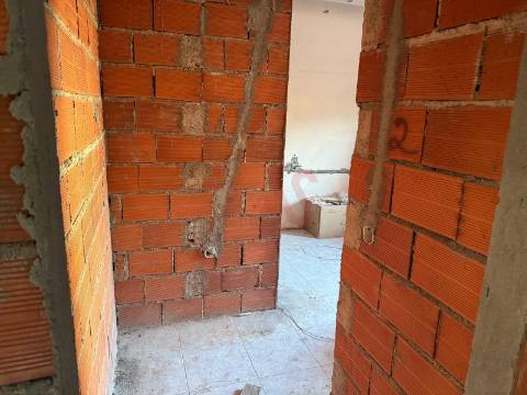 Apartamento T3, com 1 Suite , Garagem, Lavandaria, Cozinha Mobilada em Construção – Felgueiras