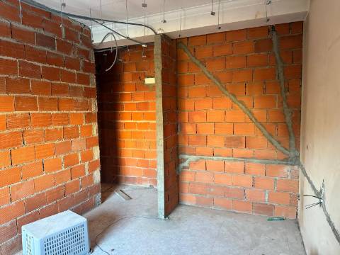 Apartamento T3, com 1 Suite , Garagem, Lavandaria, Cozinha Mobilada em Construção – Felgueiras