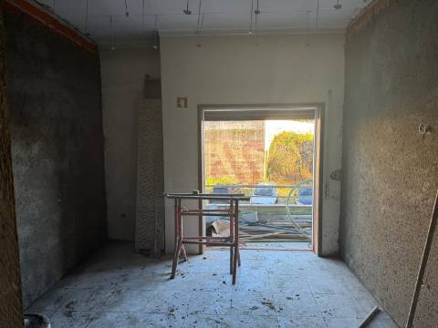 Apartamento T3, com 1 Suite , Garagem, Lavandaria, Cozinha Mobilada em Construção – Felgueiras