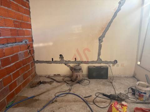 Apartamento T3, com 1 Suite , Garagem, Lavandaria, Cozinha Mobilada em Construção – Felgueiras