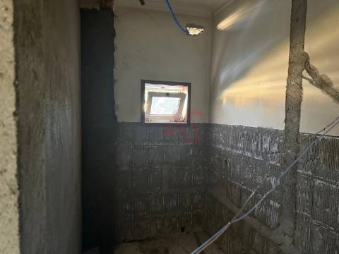 Apartamento T3, com 1 Suite , Garagem, Lavandaria, Cozinha Mobilada em Construção – Felgueiras