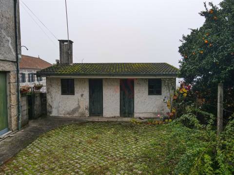 Moradia de dois andares com 1.200 m², junto aos Bombeiros em Marco de Canaveses