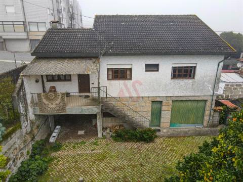 Moradia de dois andares com 1.200 m², junto aos Bombeiros em Marco de Canaveses