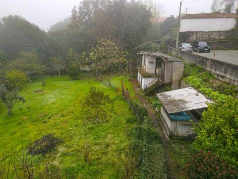 Moradia de dois andares com 1.200 m², junto aos Bombeiros em Marco de Canaveses