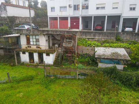 Moradia de dois andares com 1.200 m², junto aos Bombeiros em Marco de Canaveses