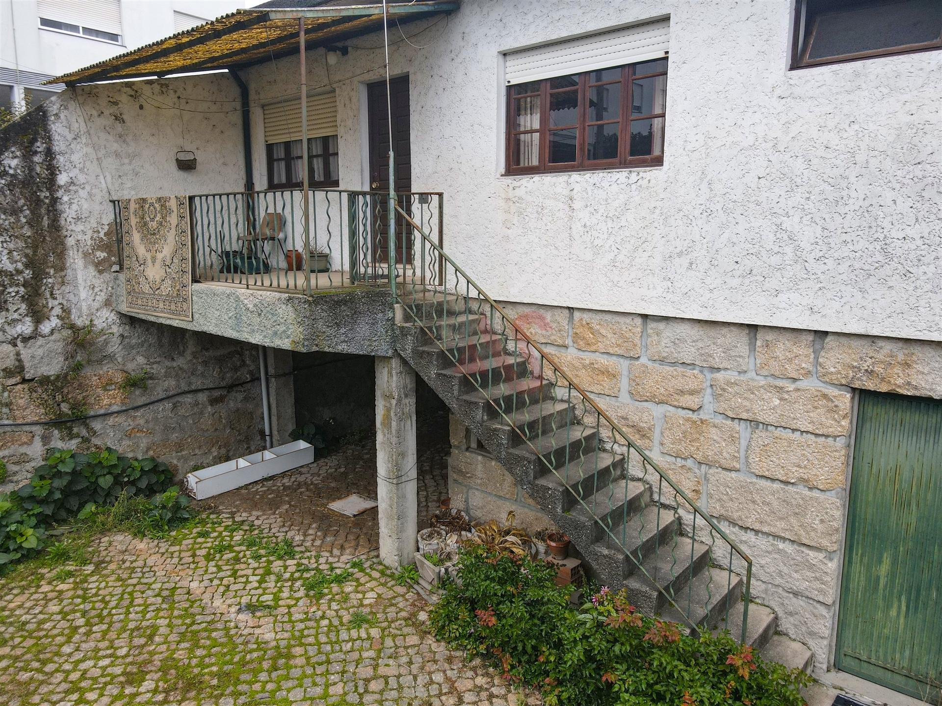 Moradia de dois andares com 1.200 m², junto aos Bombeiros em Marco de Canaveses