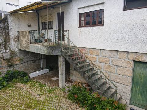 Moradia de dois andares com 1.200 m², junto aos Bombeiros em Marco de Canaveses