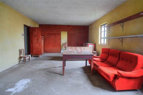 Moradia de dois andares com 1.200 m², junto aos Bombeiros em Marco de Canaveses