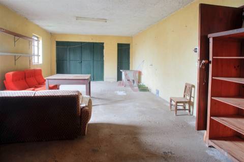 Moradia de dois andares com 1.200 m², junto aos Bombeiros em Marco de Canaveses