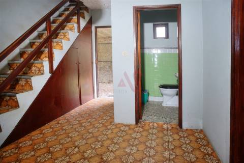 Moradia de dois andares com 1.200 m², junto aos Bombeiros em Marco de Canaveses