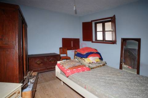 Moradia de dois andares com 1.200 m², junto aos Bombeiros em Marco de Canaveses