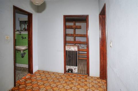 Moradia de dois andares com 1.200 m², junto aos Bombeiros em Marco de Canaveses