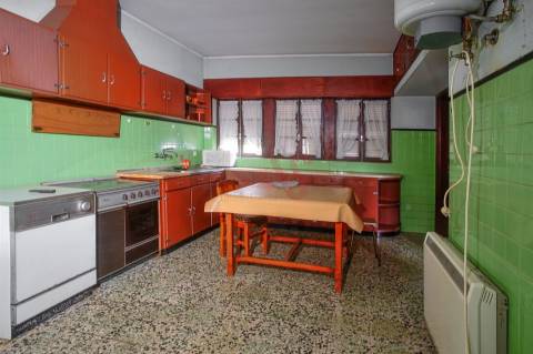 Moradia de dois andares com 1.200 m², junto aos Bombeiros em Marco de Canaveses