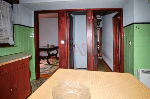 Moradia de dois andares com 1.200 m², junto aos Bombeiros em Marco de Canaveses