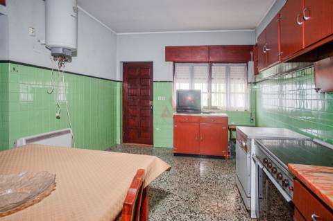 Moradia de dois andares com 1.200 m², junto aos Bombeiros em Marco de Canaveses