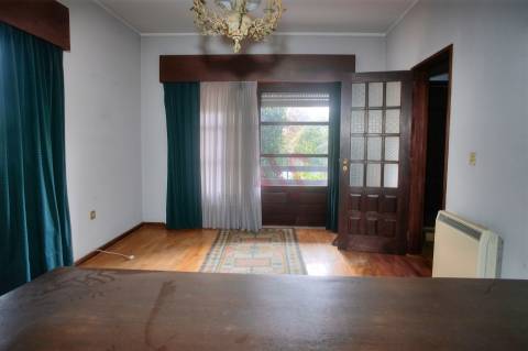 Moradia de dois andares com 1.200 m², junto aos Bombeiros em Marco de Canaveses