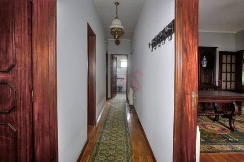 Moradia de dois andares com 1.200 m², junto aos Bombeiros em Marco de Canaveses