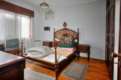 Moradia de dois andares com 1.200 m², junto aos Bombeiros em Marco de Canaveses