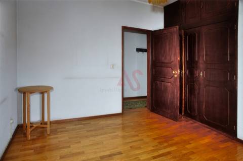 Moradia de dois andares com 1.200 m², junto aos Bombeiros em Marco de Canaveses