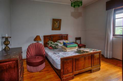 Moradia de dois andares com 1.200 m², junto aos Bombeiros em Marco de Canaveses