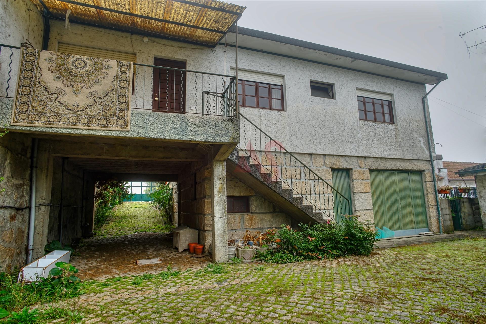 Moradia de dois andares com 1.200 m², junto aos Bombeiros em Marco de Canaveses