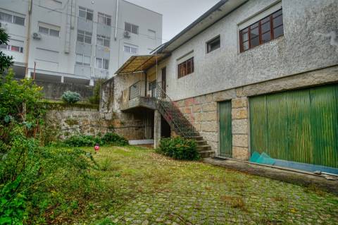 Moradia de dois andares com 1.200 m², junto aos Bombeiros em Marco de Canaveses