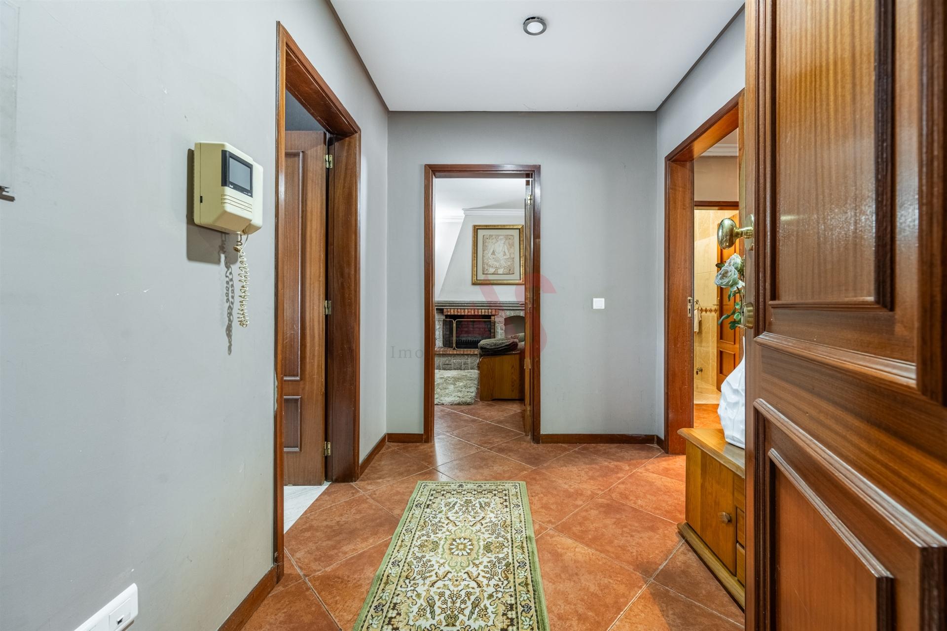 T2 (T3 de origem) Duplex – Centro de Vizela – Terraços Amplos + 2 Garagens