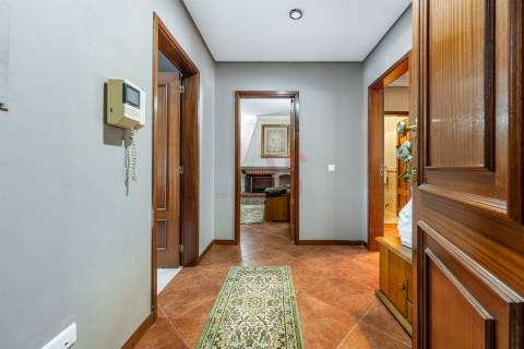 T2 (T3 de origem) Duplex – Centro de Vizela – Terraços Amplos + 2 Garagens