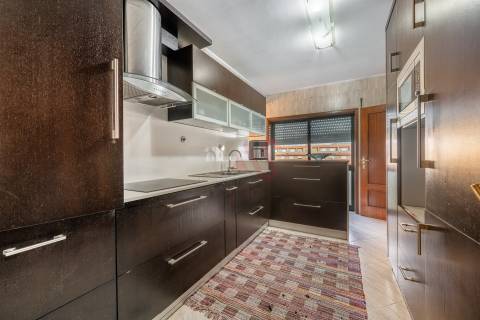 T2 (T3 de origem) Duplex – Centro de Vizela – Terraços Amplos + 2 Garagens