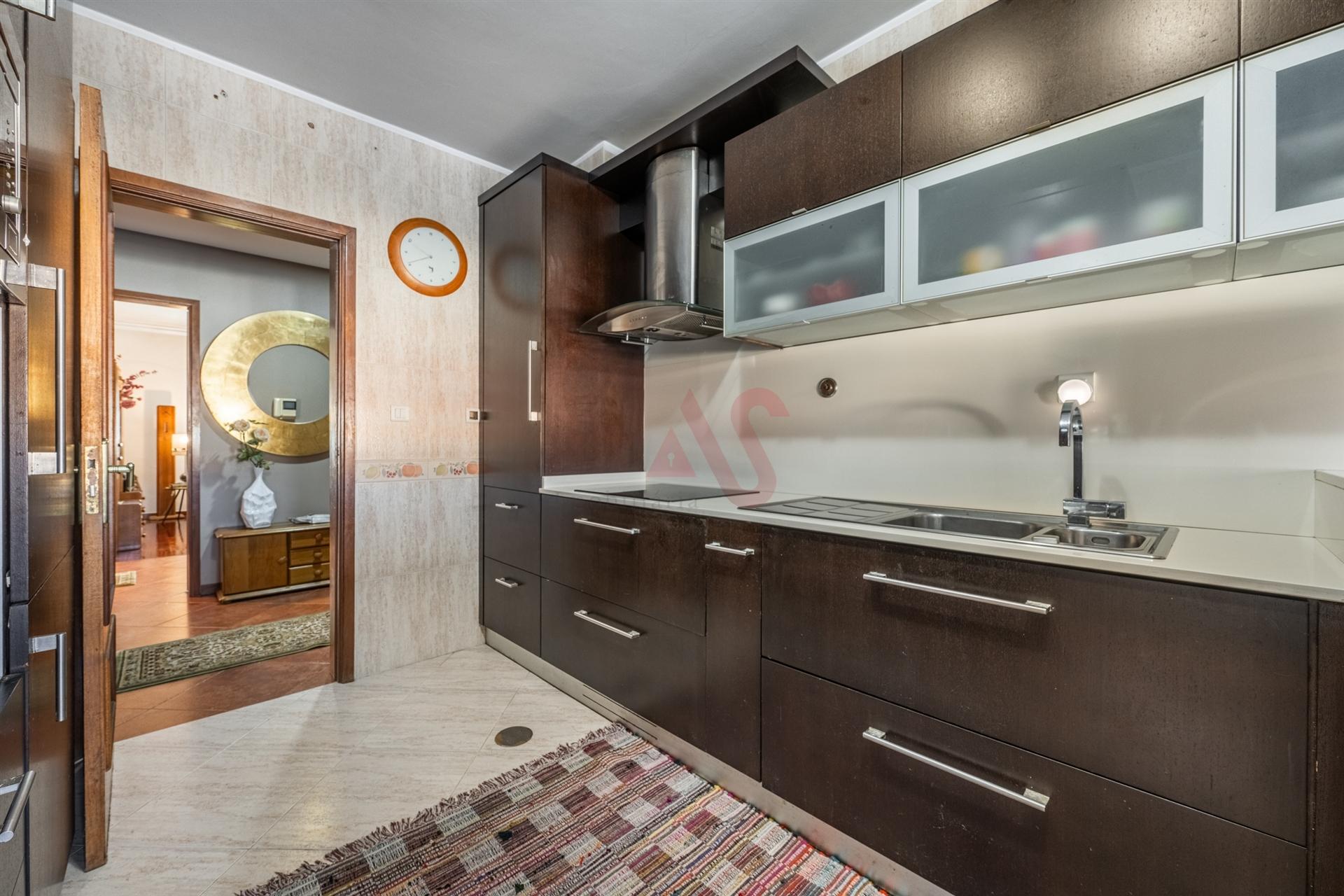 T2 (T3 de origem) Duplex – Centro de Vizela – Terraços Amplos + 2 Garagens