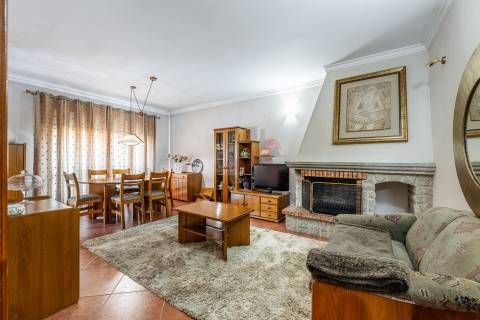 T2 (T3 de origem) Duplex – Centro de Vizela – Terraços Amplos + 2 Garagens