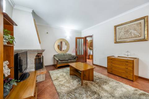 T2 (T3 de origem) Duplex – Centro de Vizela – Terraços Amplos + 2 Garagens