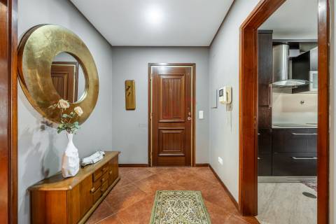 T2 (T3 de origem) Duplex – Centro de Vizela – Terraços Amplos + 2 Garagens