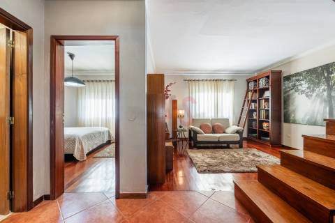 T2 (T3 de origem) Duplex – Centro de Vizela – Terraços Amplos + 2 Garagens