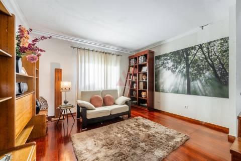 T2 (T3 de origem) Duplex – Centro de Vizela – Terraços Amplos + 2 Garagens