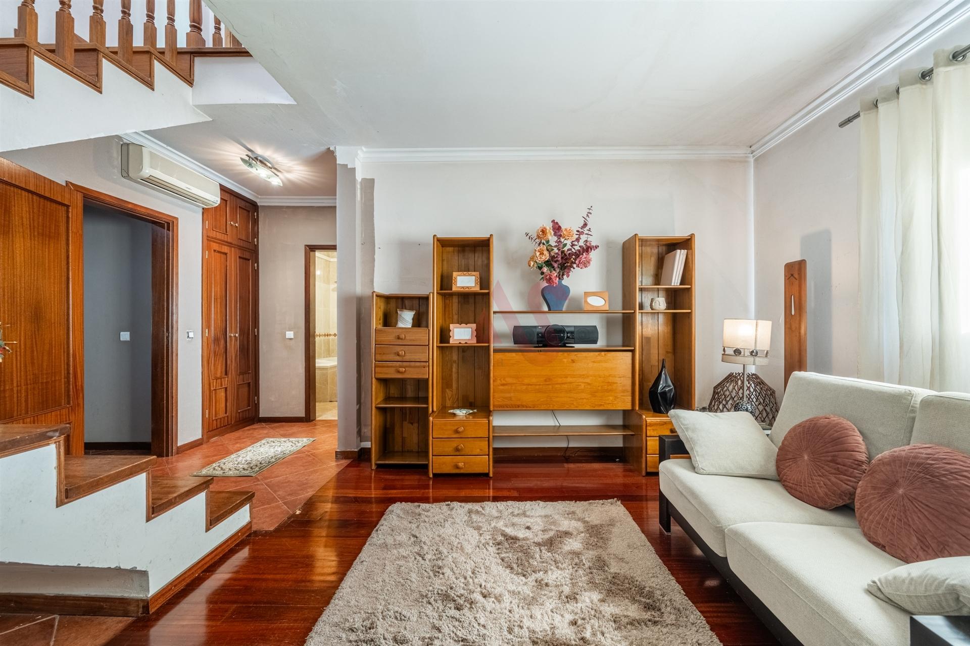 T2 (T3 de origem) Duplex – Centro de Vizela – Terraços Amplos + 2 Garagens