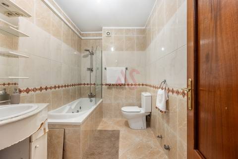 T2 (T3 de origem) Duplex – Centro de Vizela – Terraços Amplos + 2 Garagens