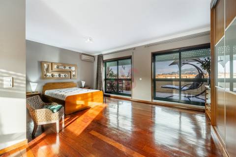 T2 (T3 de origem) Duplex – Centro de Vizela – Terraços Amplos + 2 Garagens
