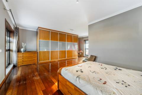 T2 (T3 de origem) Duplex – Centro de Vizela – Terraços Amplos + 2 Garagens