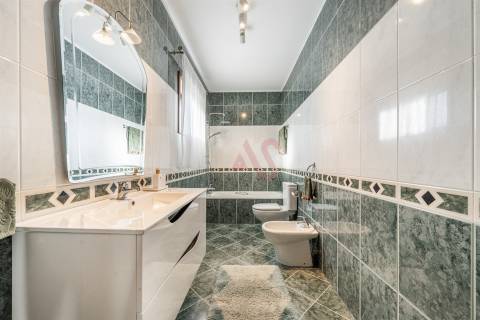 T2 (T3 de origem) Duplex – Centro de Vizela – Terraços Amplos + 2 Garagens