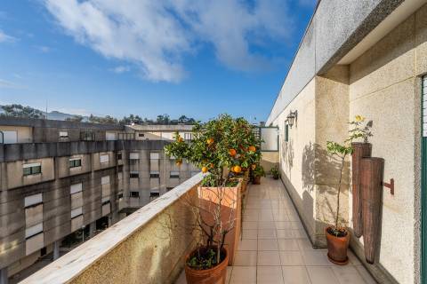 T2 (T3 de origem) Duplex – Centro de Vizela – Terraços Amplos + 2 Garagens