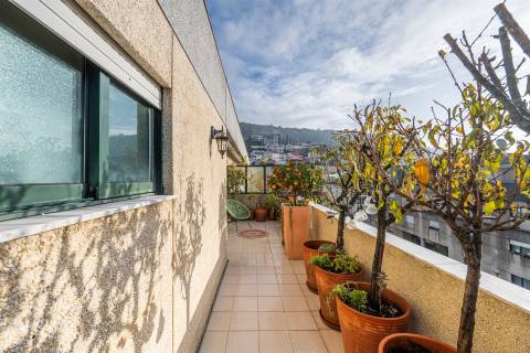 T2 (T3 de origem) Duplex – Centro de Vizela – Terraços Amplos + 2 Garagens